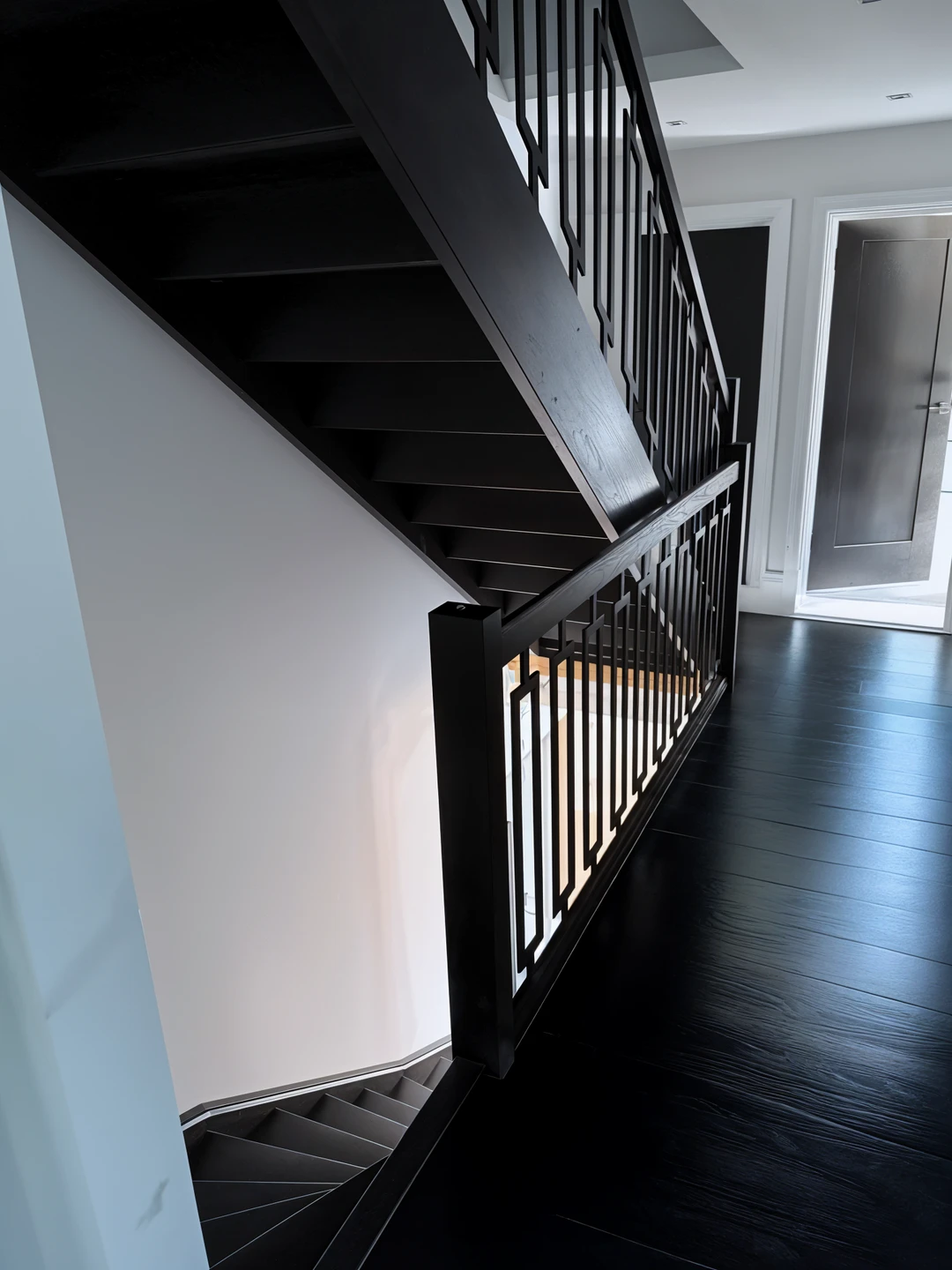 Bejcowane schody policzkowe z balustradą z płaskownika i poręczą 1