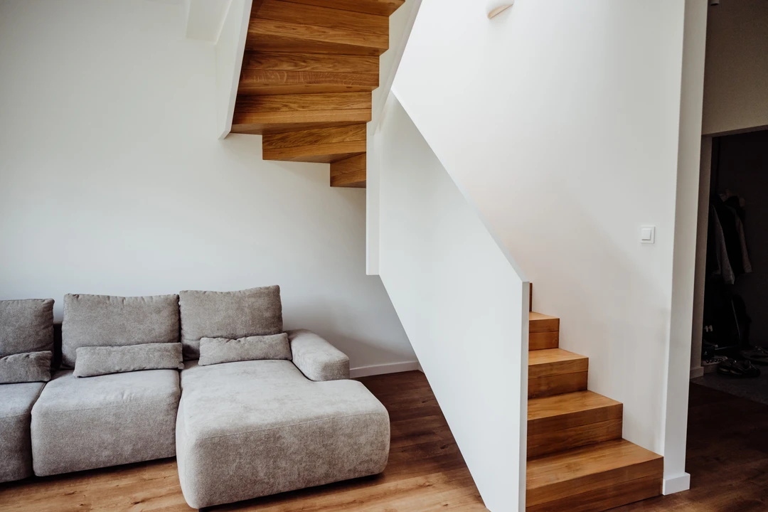 Nowoczesne schody dywanowe z balustradą pełną 1