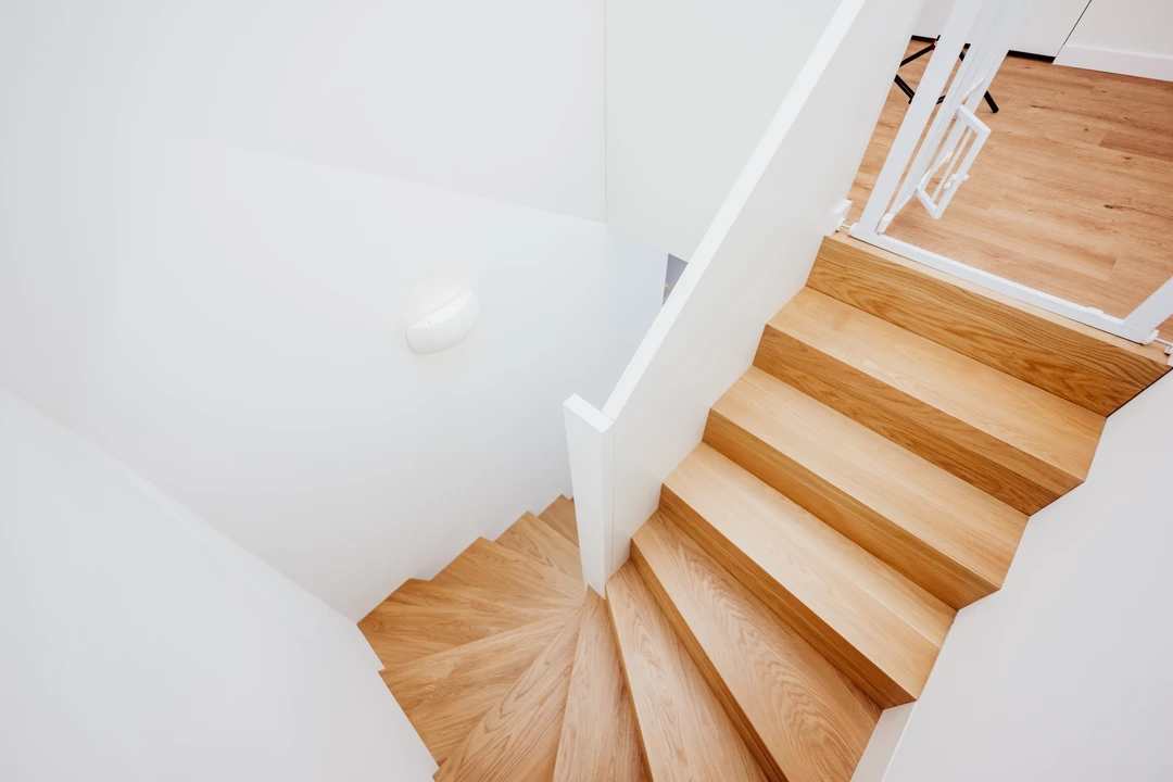 Nowoczesne schody dywanowe z balustradą pełną 3