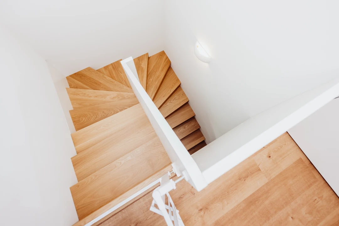 Nowoczesne schody dywanowe z balustradą pełną 4