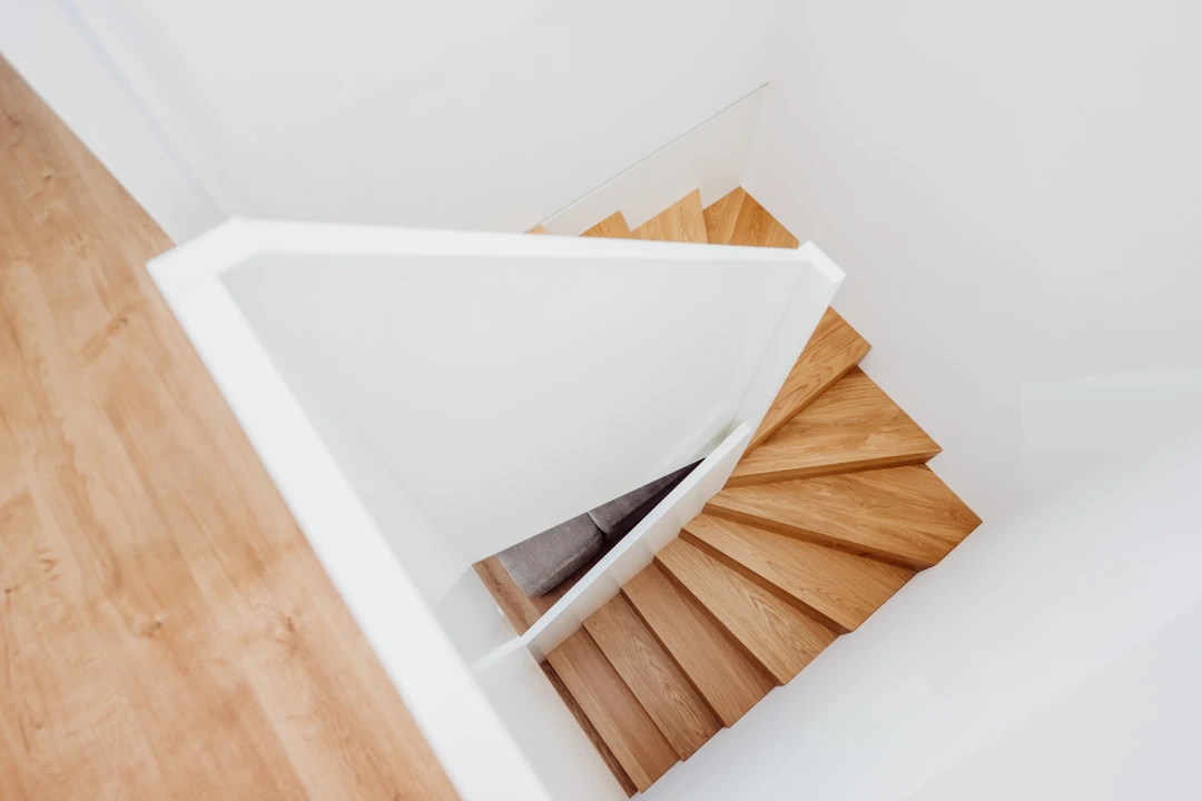 Nowoczesne schody dywanowe z balustradą pełną 5