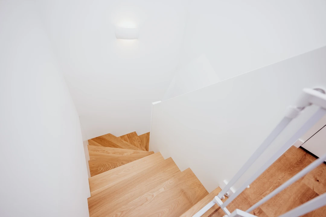 Nowoczesne schody dywanowe z balustradą pełną 6
