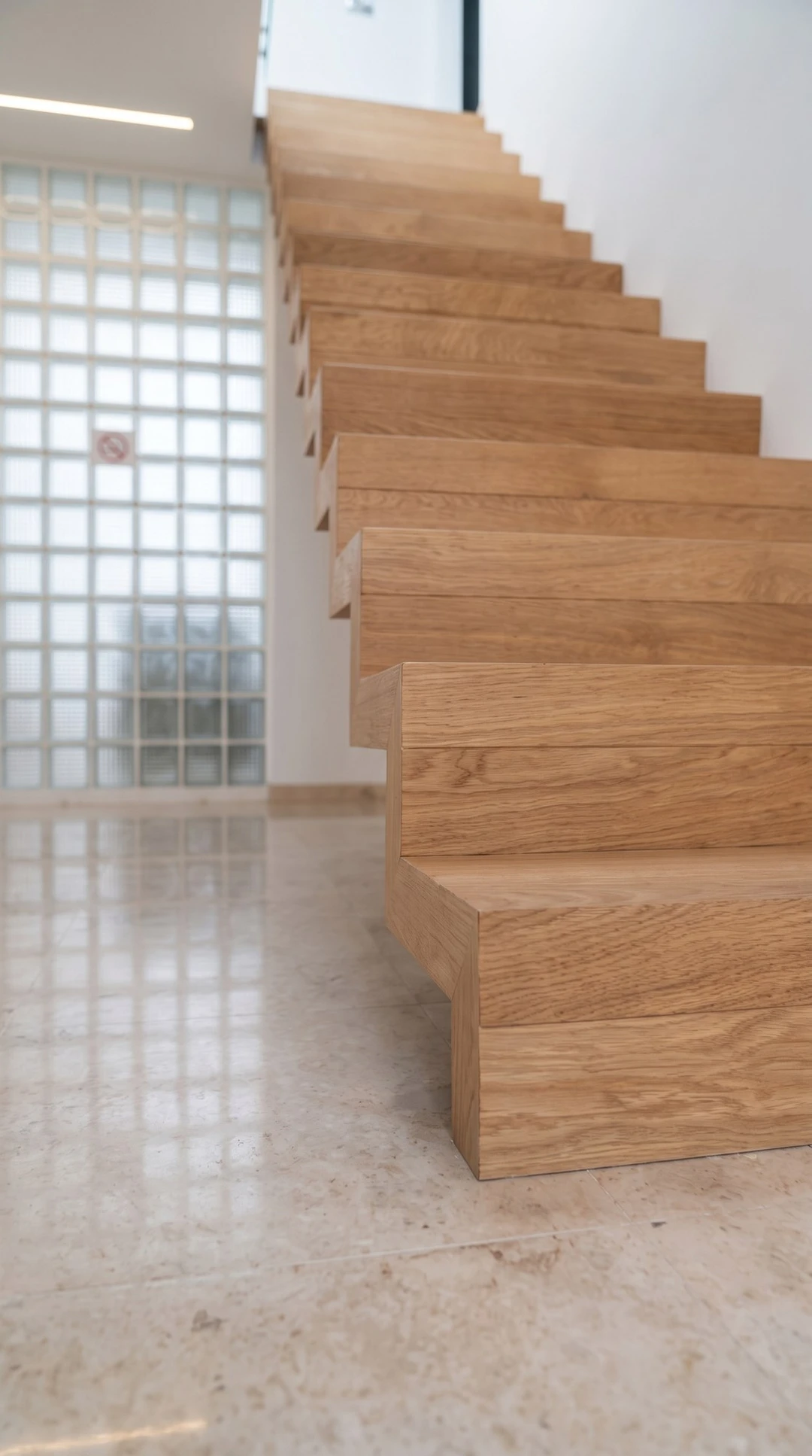 Schody dywanowe z dębu bez balustrady 1