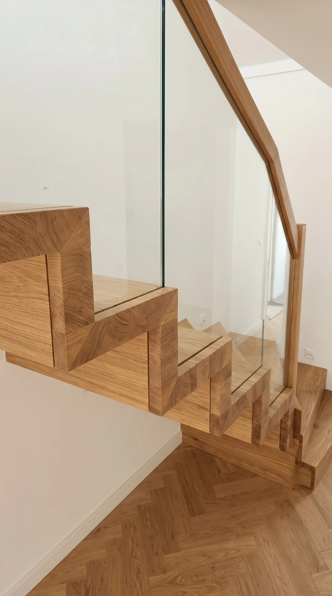 Schody dywanowe z dębu z balustradą szklaną 1