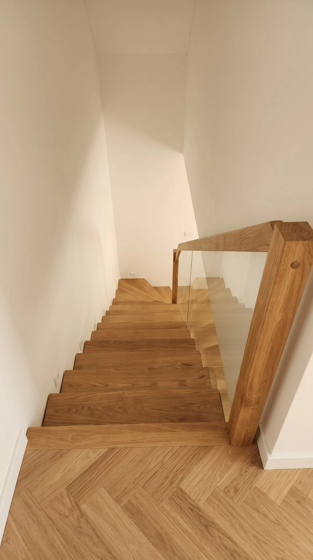Schody dywanowe z dębu z balustradą szklaną 2