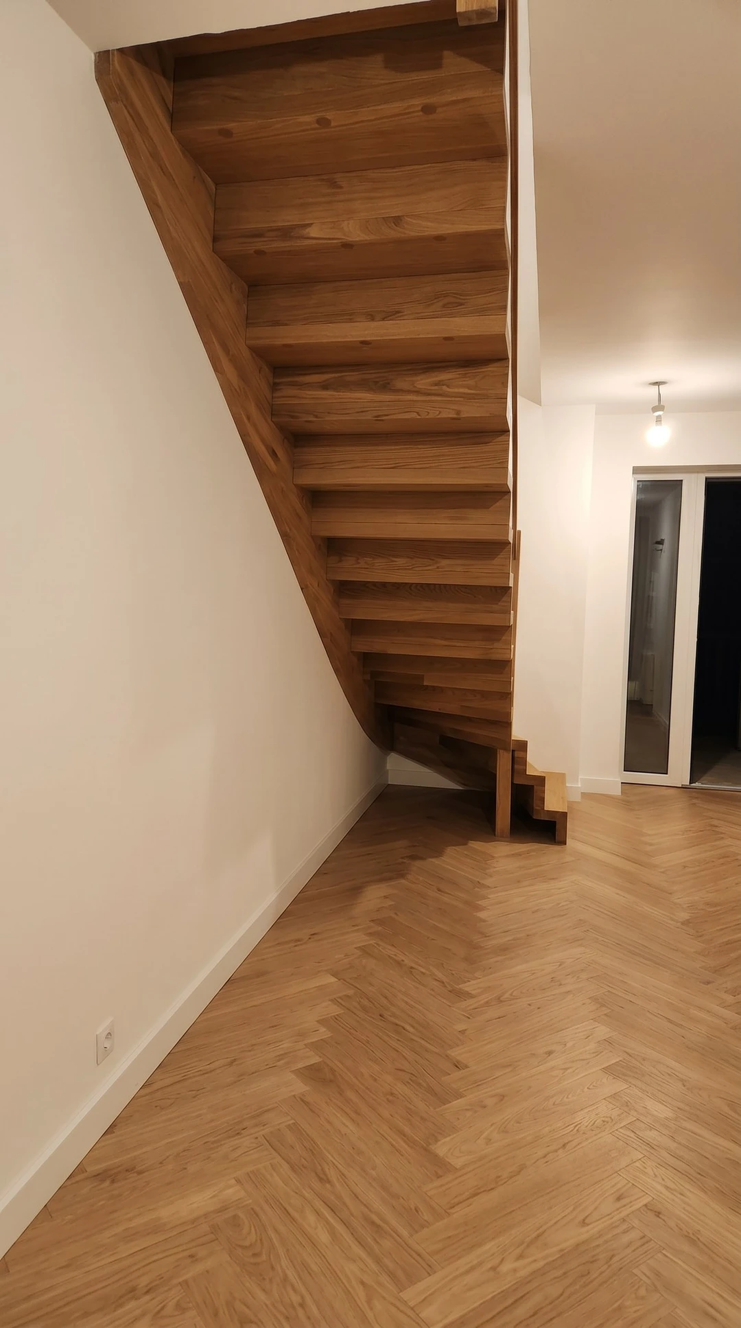 Schody dywanowe z dębu z balustradą szklaną 3