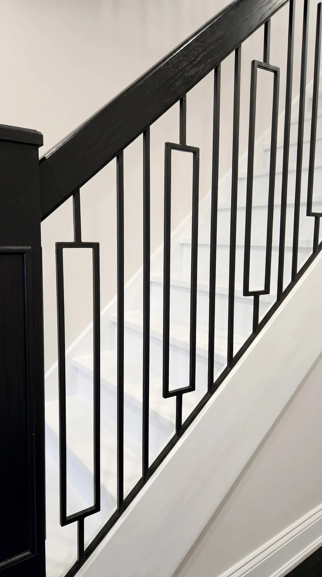 Schody lakierowane na biało z czarną balustradą metalową 1