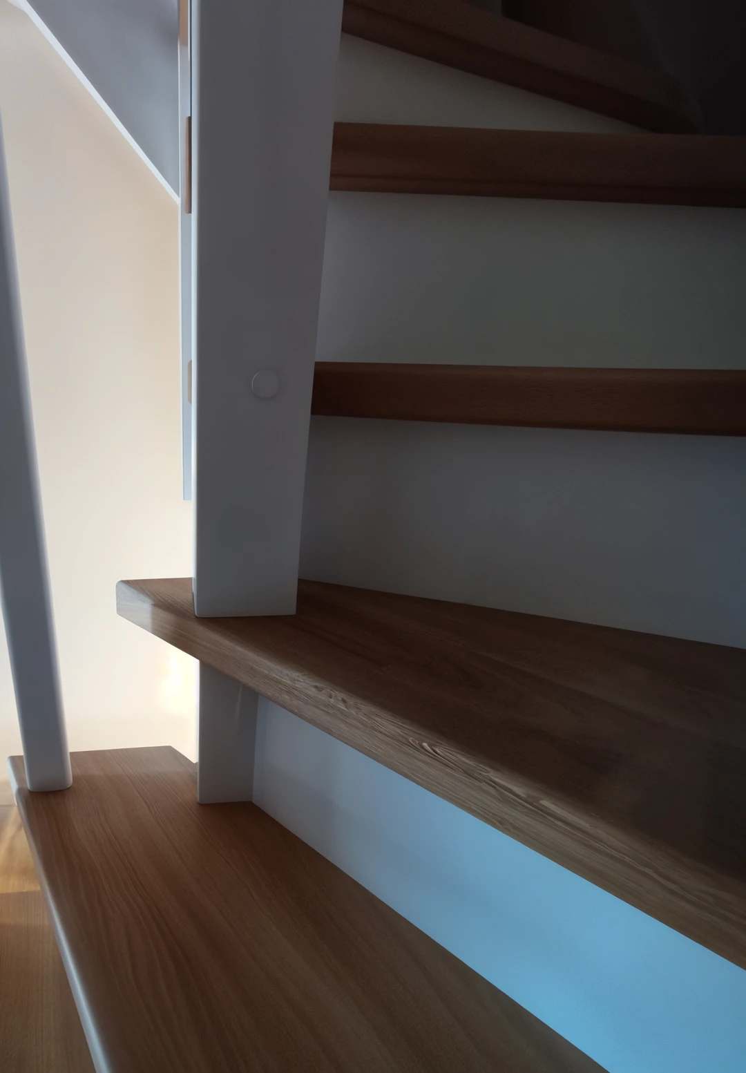 Schody nakładane z białymi prętami balustrady i drewnianymi stopniami 2