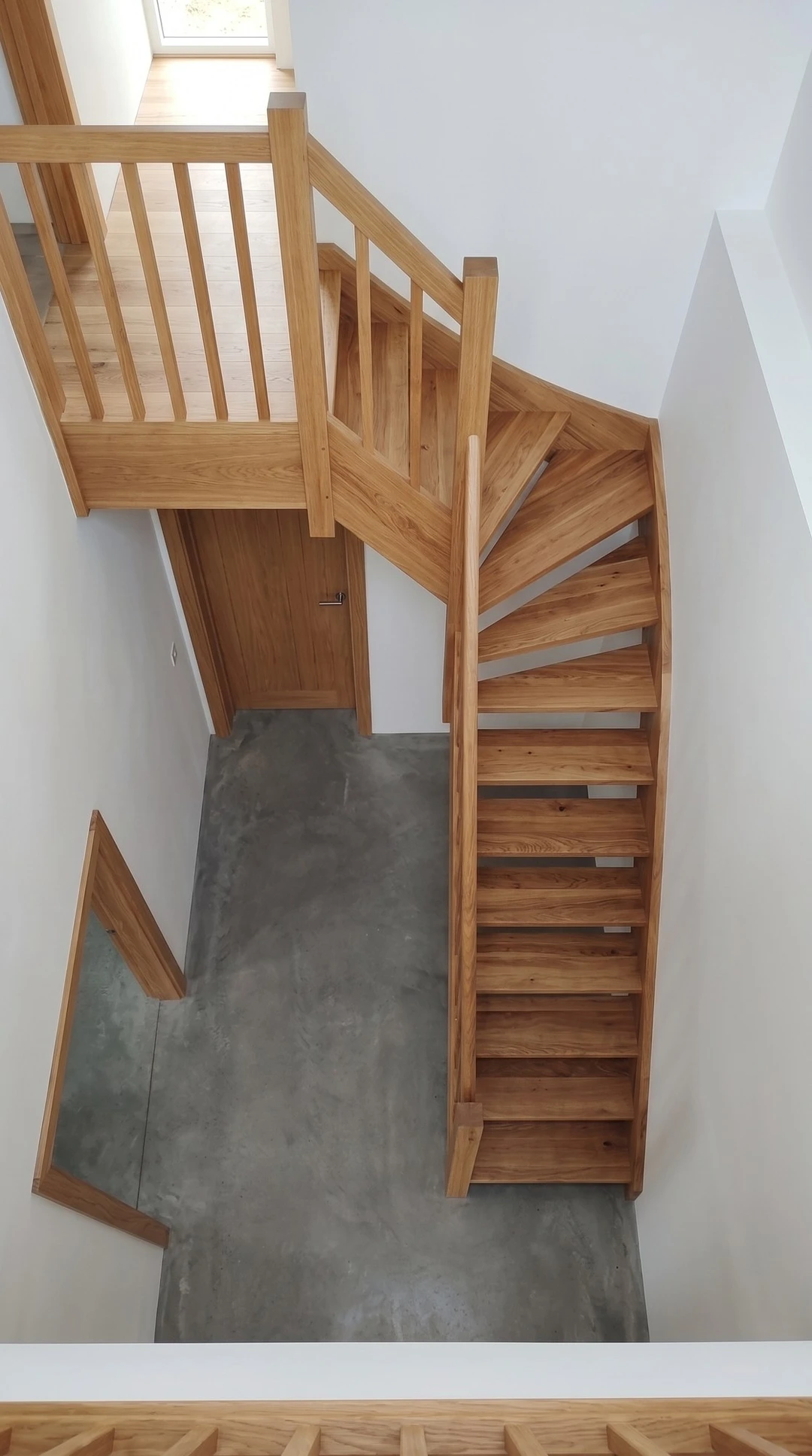 Schody nakładane z dębu z balustradą z prętów 1