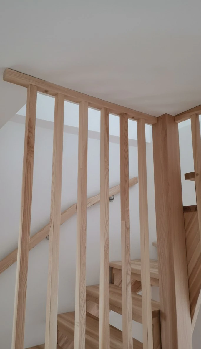 Schody nakładane z jesionu z balustradą drewnianą 1