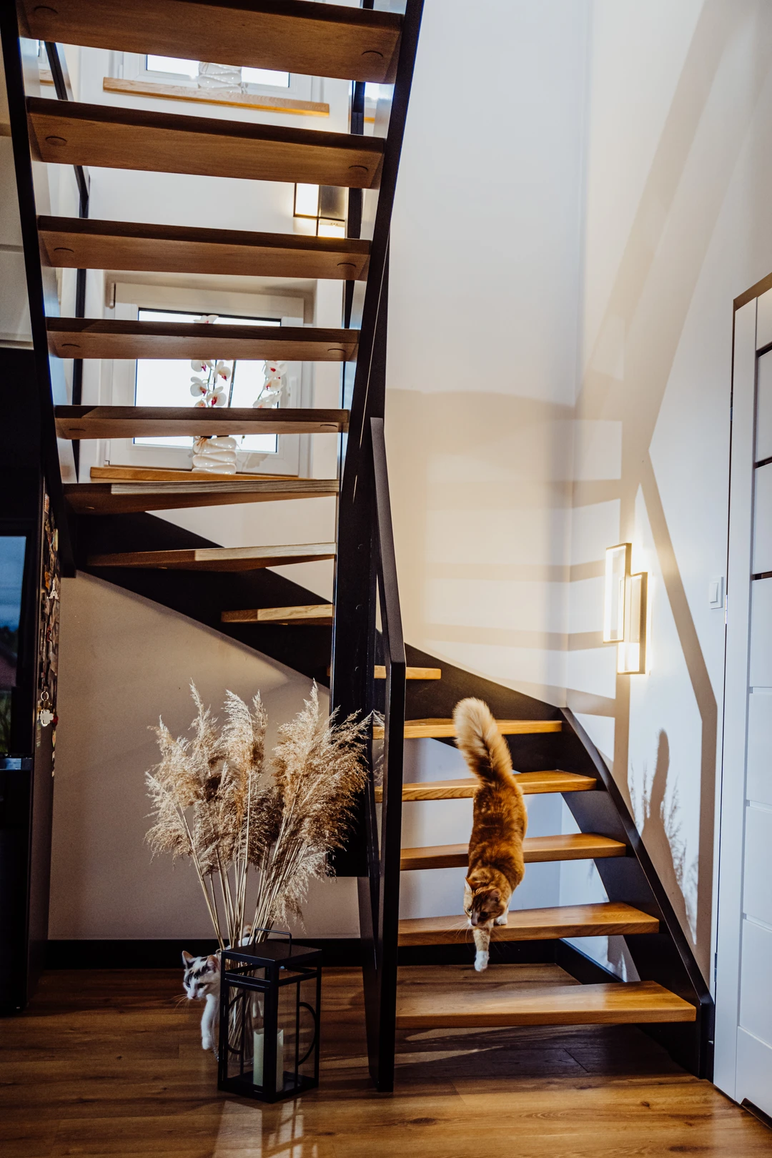 Schody policzkowe z balustradą szklaną i białą balustradą 1