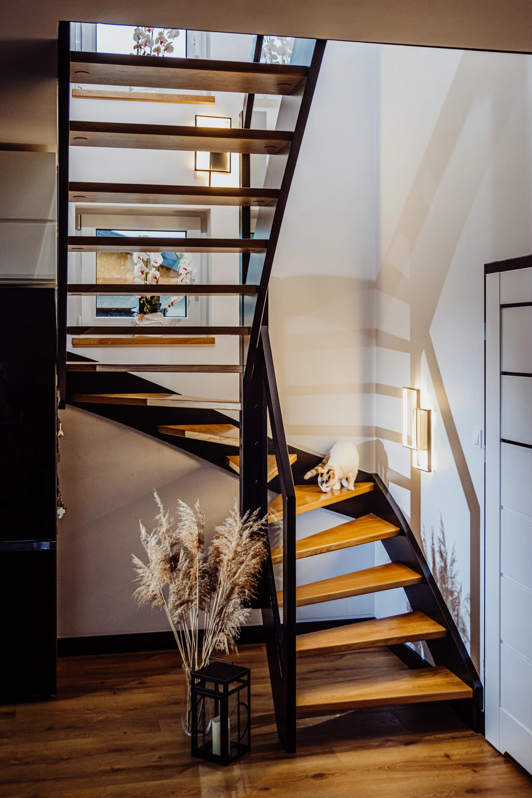 Schody policzkowe z balustradą szklaną i białą balustradą 2