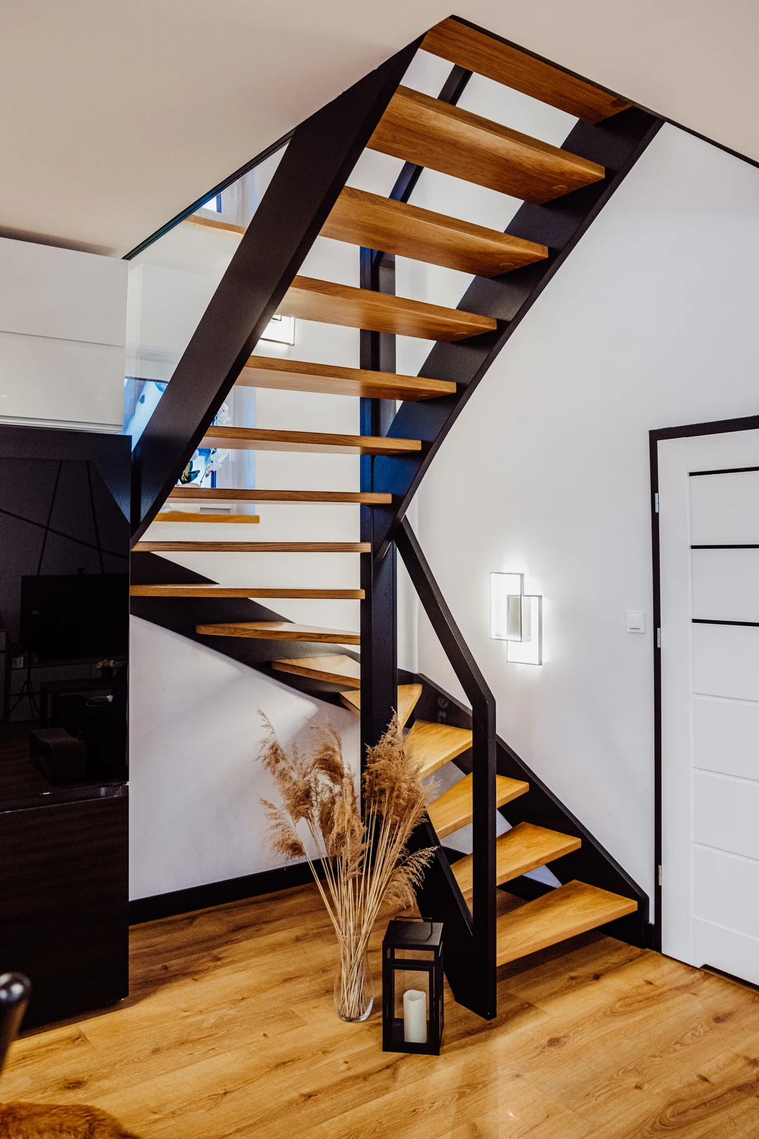 Schody policzkowe z balustradą szklaną i białą balustradą 3