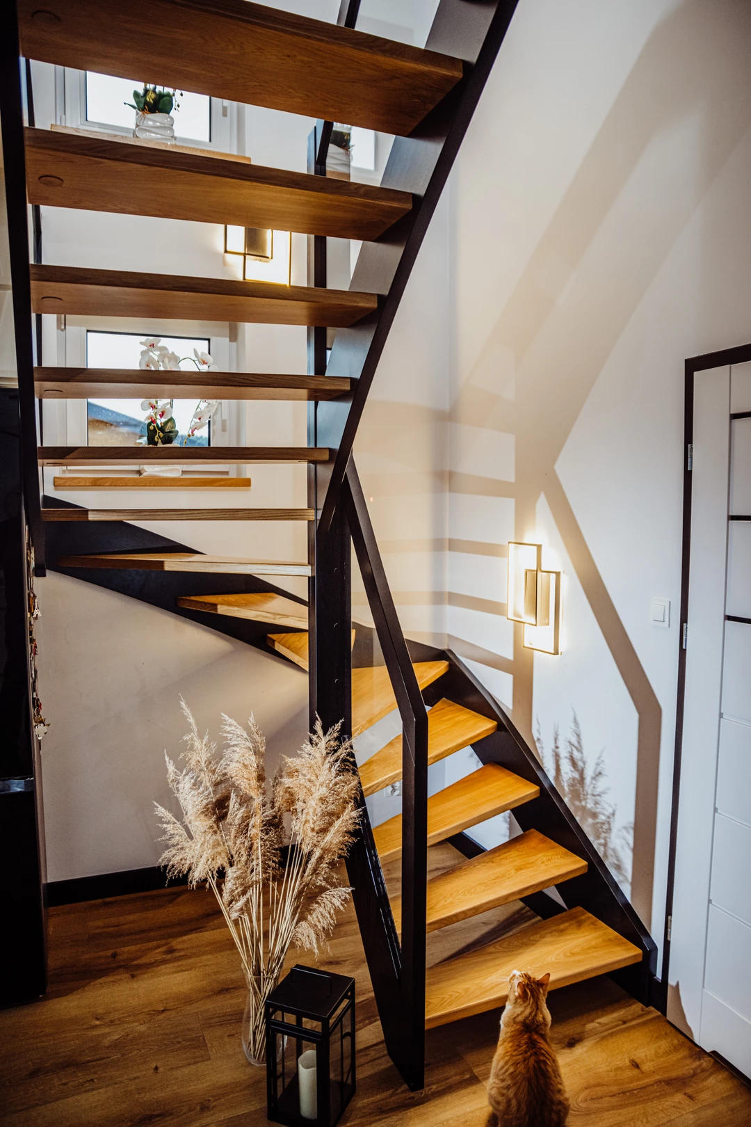 Schody policzkowe z balustradą szklaną i białą balustradą 4