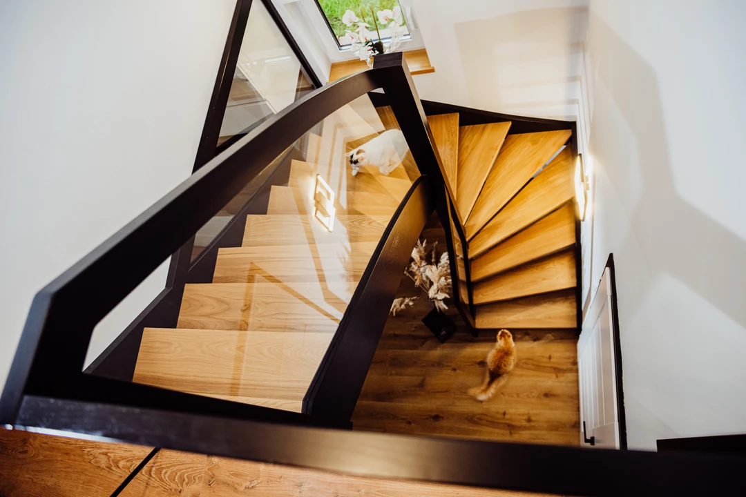Schody policzkowe z balustradą szklaną i białą balustradą 5