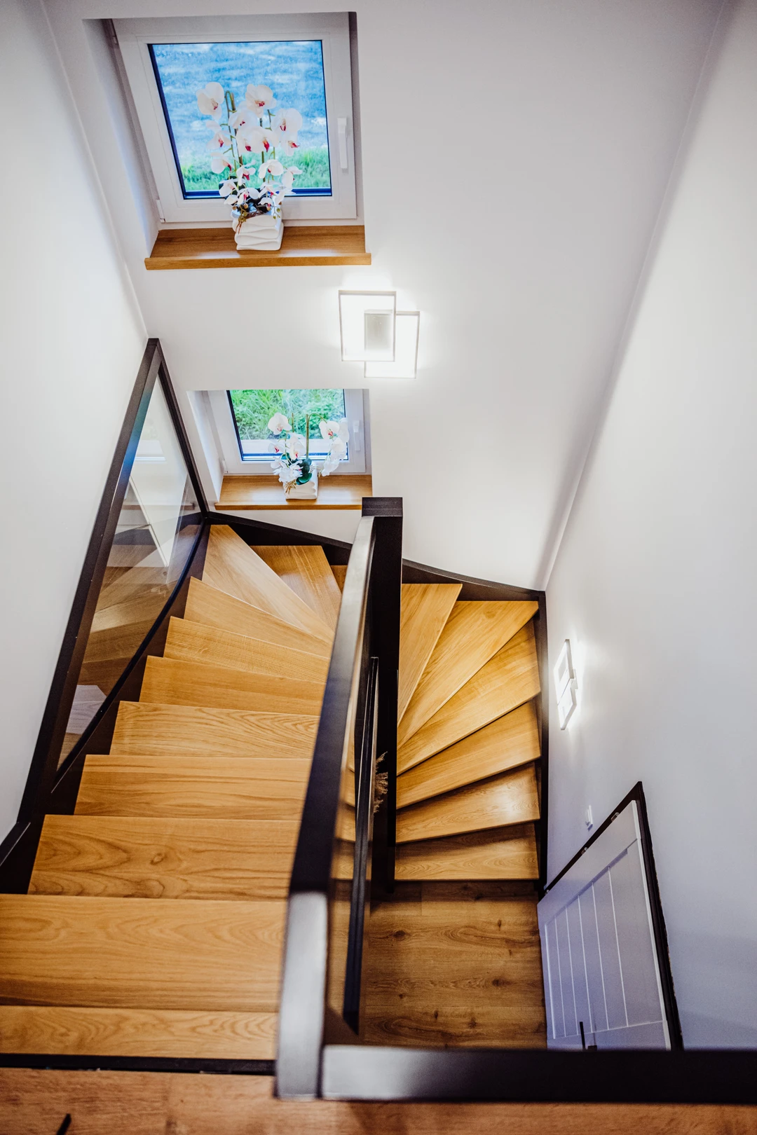 Schody policzkowe z balustradą szklaną i białą balustradą 6