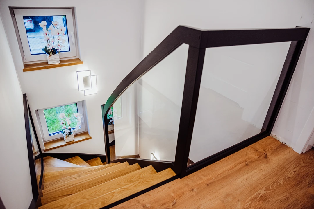 Schody policzkowe z balustradą szklaną i białą balustradą 7