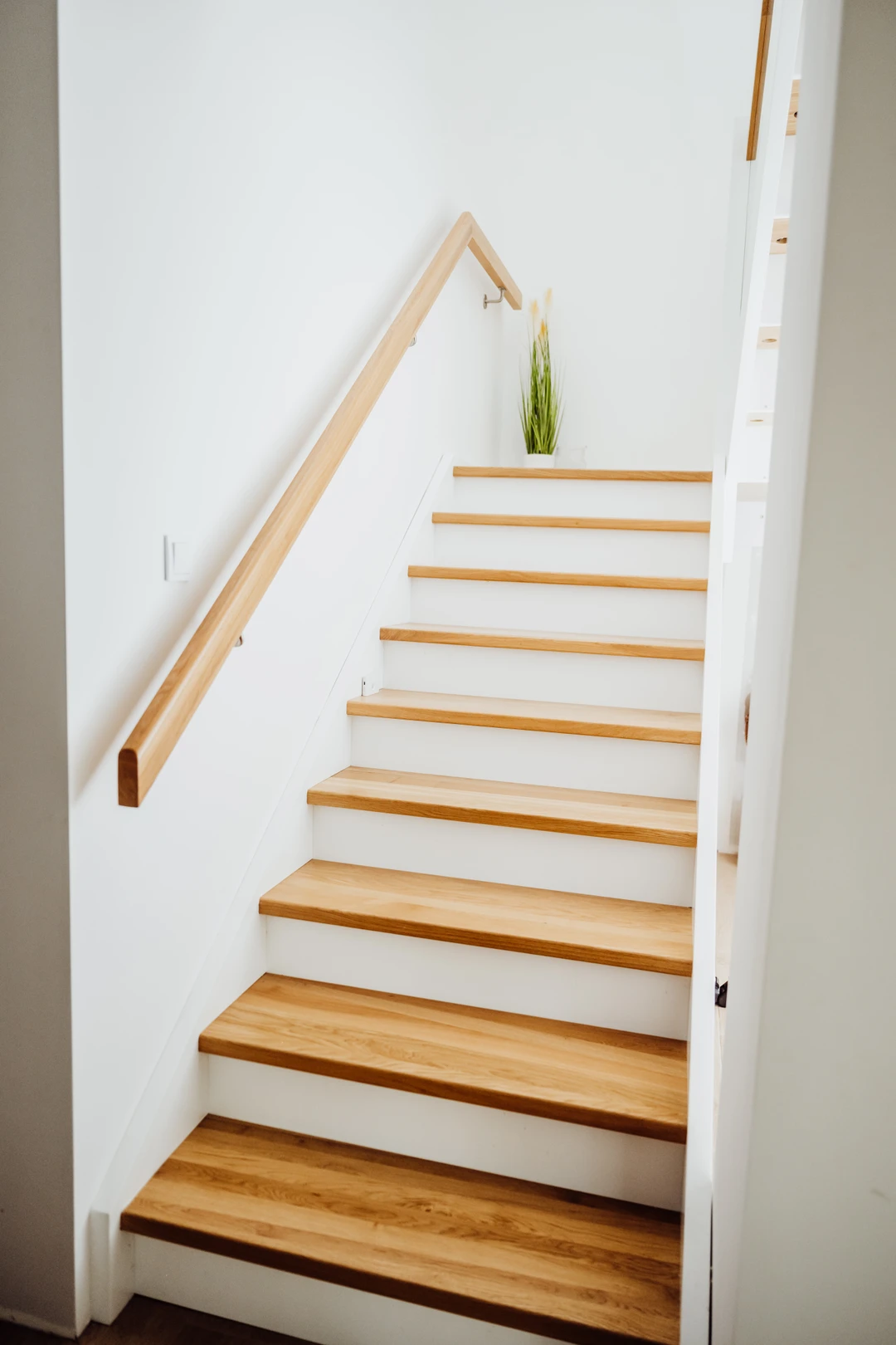 Schody policzkowe z balustradą szklaną i lakierowanymi stopniami 1