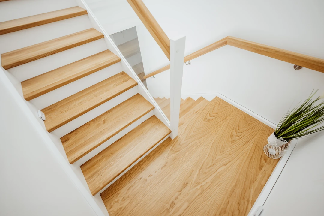 Schody policzkowe z balustradą szklaną i lakierowanymi stopniami 2