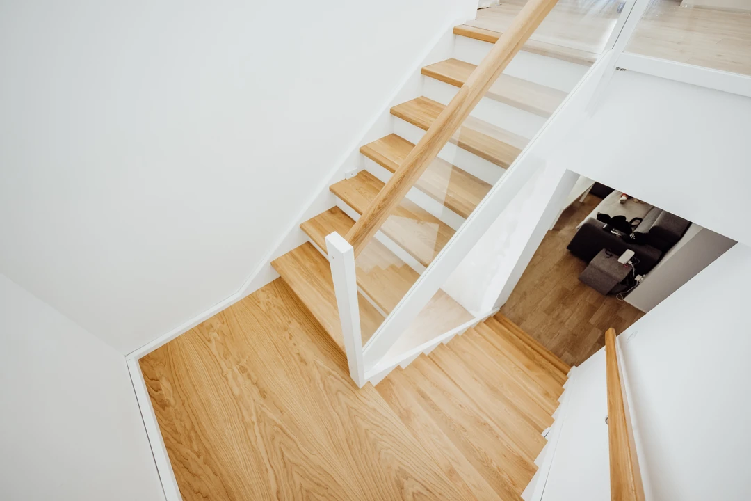 Schody policzkowe z balustradą szklaną i lakierowanymi stopniami 3