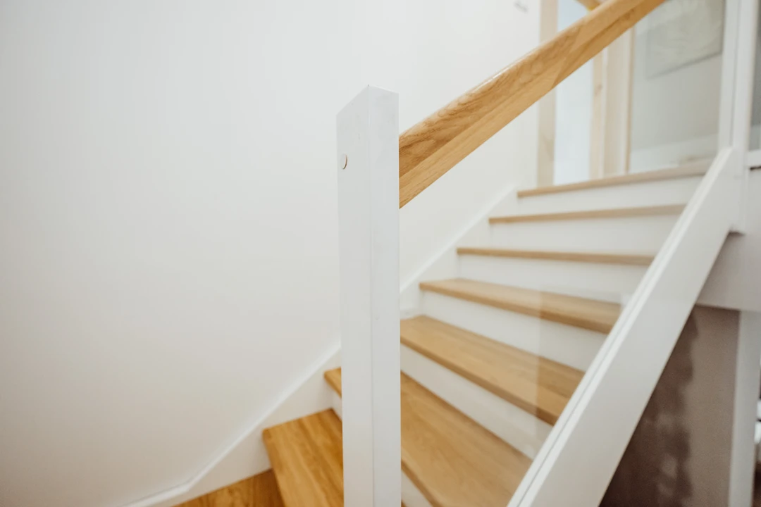 Schody policzkowe z balustradą szklaną i lakierowanymi stopniami 5