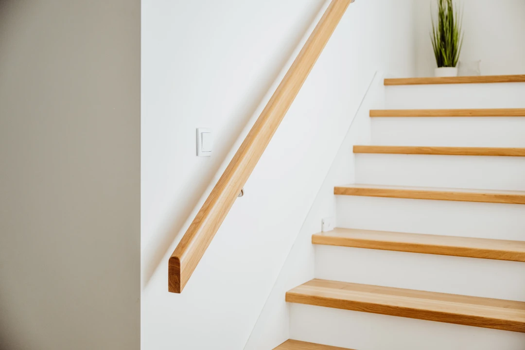 Schody policzkowe z balustradą szklaną i lakierowanymi stopniami 6