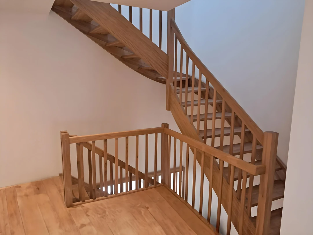 Schody policzkowe z balustradą z prętów 1