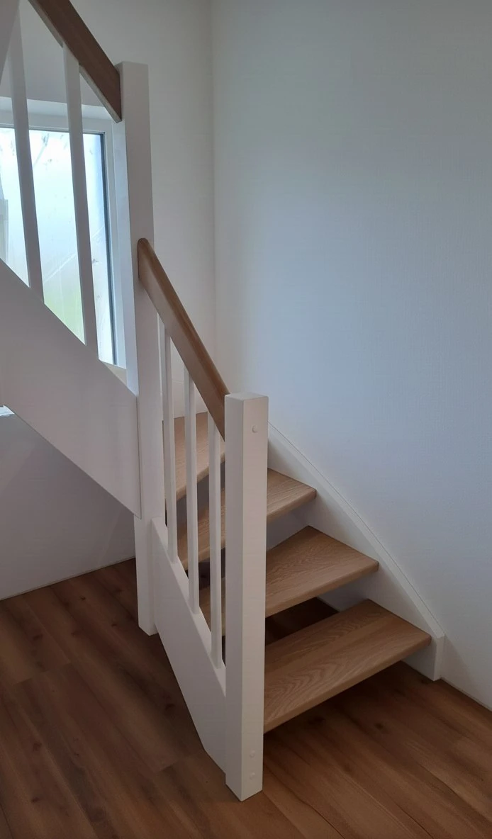 Schody policzkowe z białymi policzkami i stopniami z dębu 3