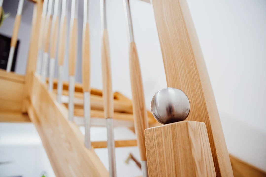 Schody policzkowe z prętami balustrady 1