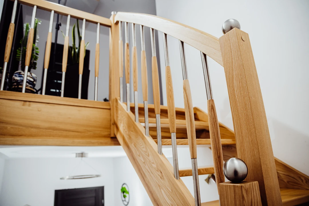 Schody policzkowe z prętami balustrady 2