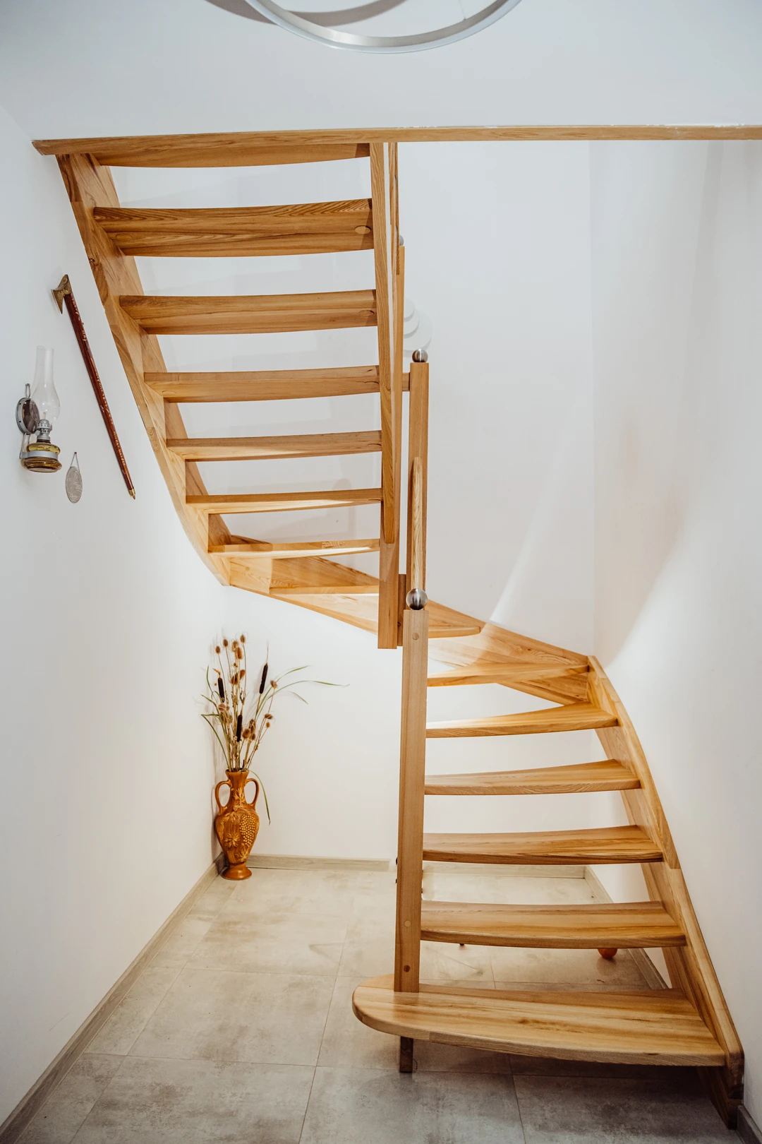 Schody policzkowe z prętami balustrady 3