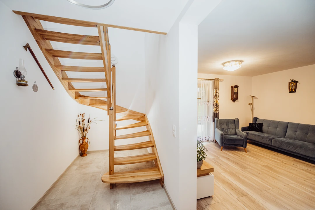 Schody policzkowe z prętami balustrady 4