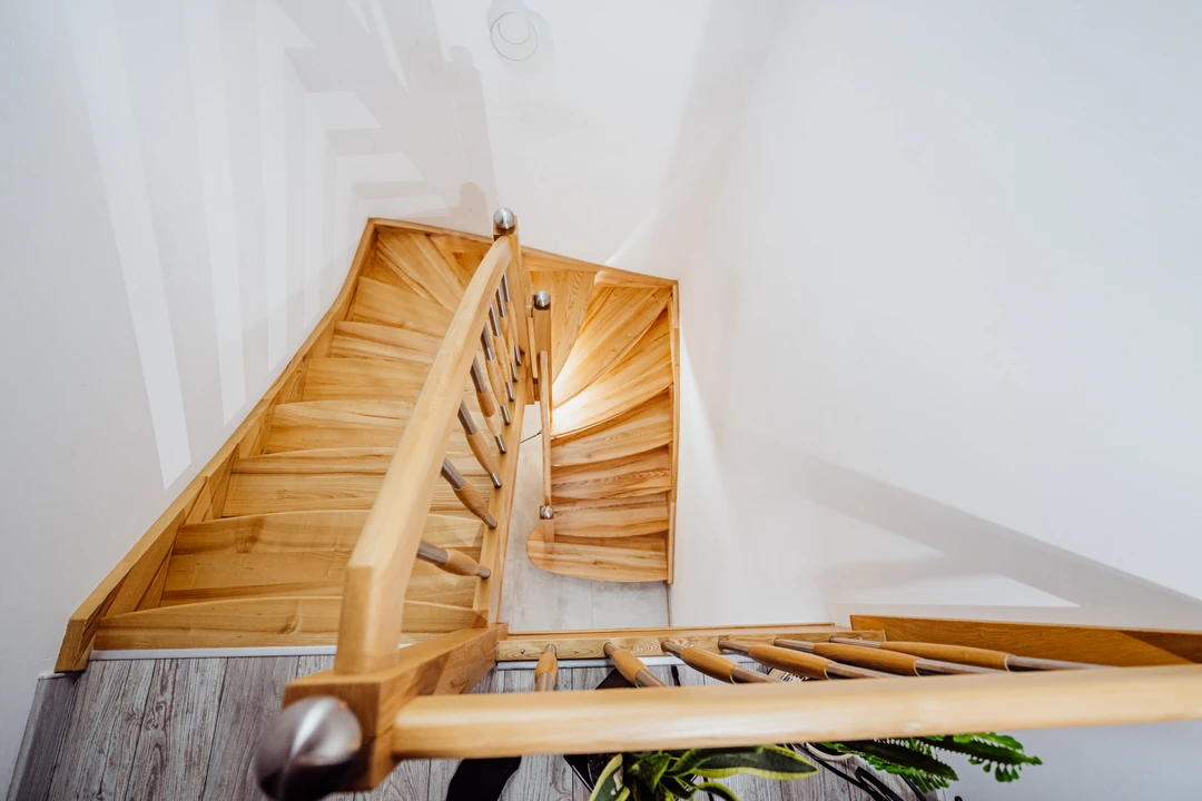 Schody policzkowe z prętami balustrady 5