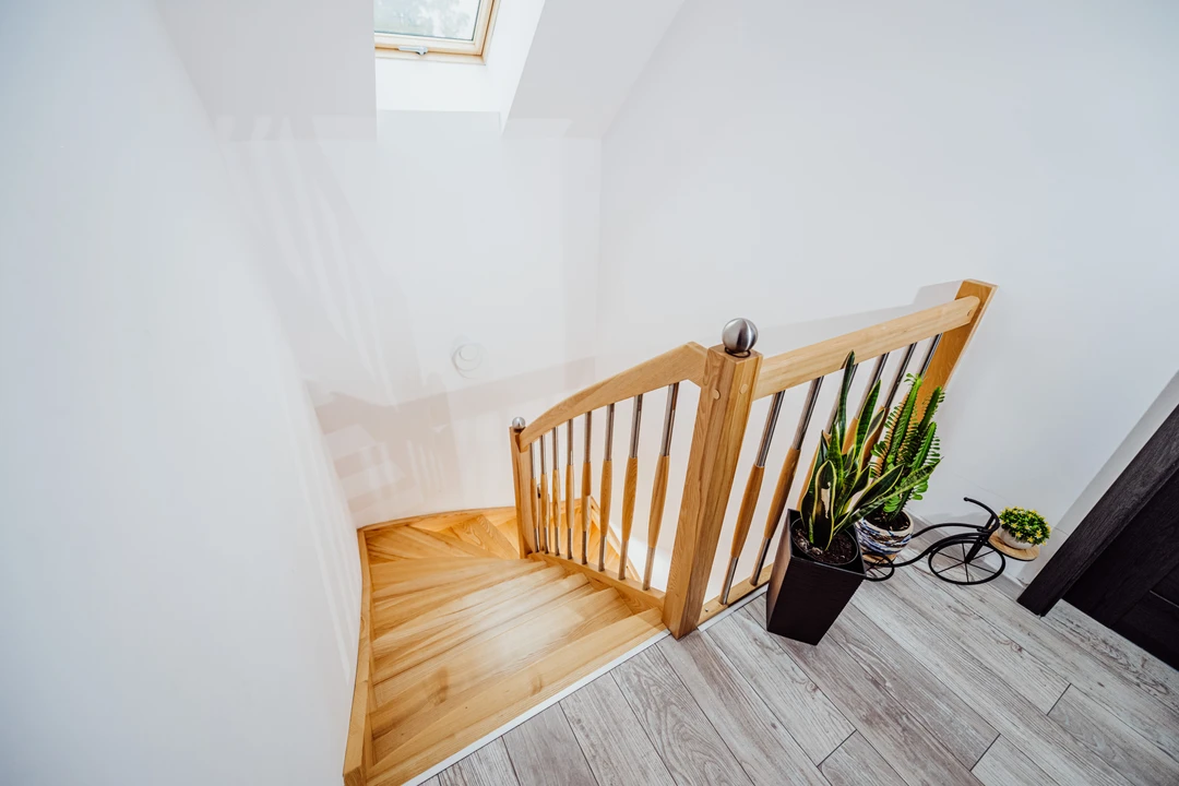 Schody policzkowe z prętami balustrady 6