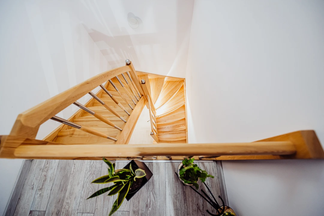 Schody policzkowe z prętami balustrady 7