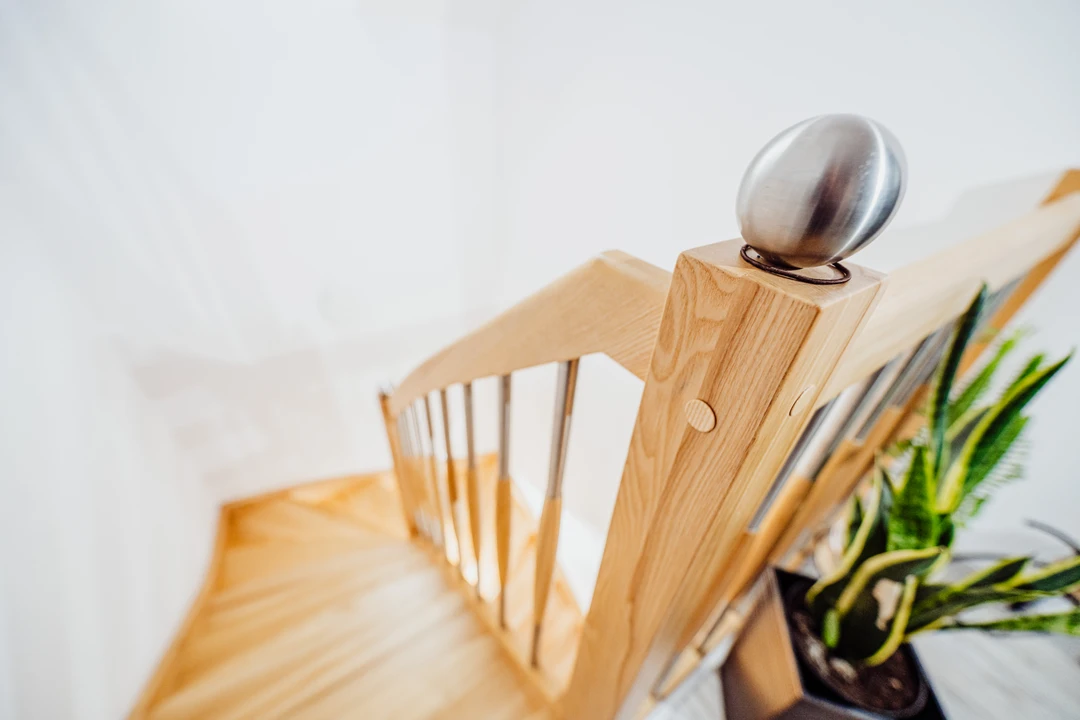 Schody policzkowe z prętami balustrady 8