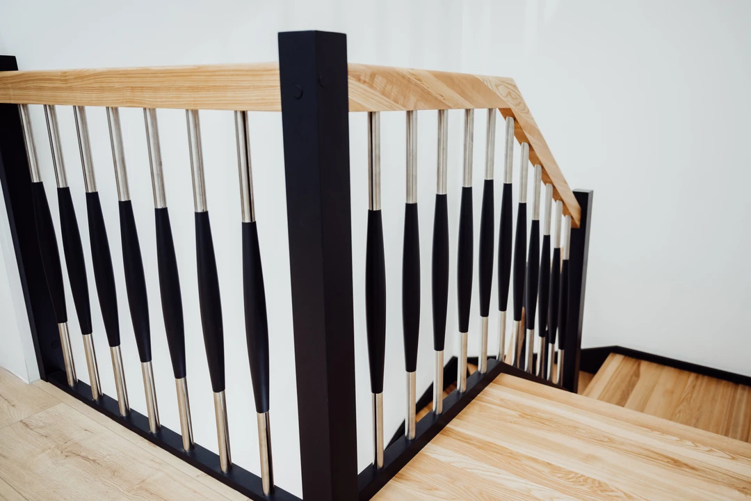 Schody policzkowe ze stopniami w kolorze naturalnego drewna 12