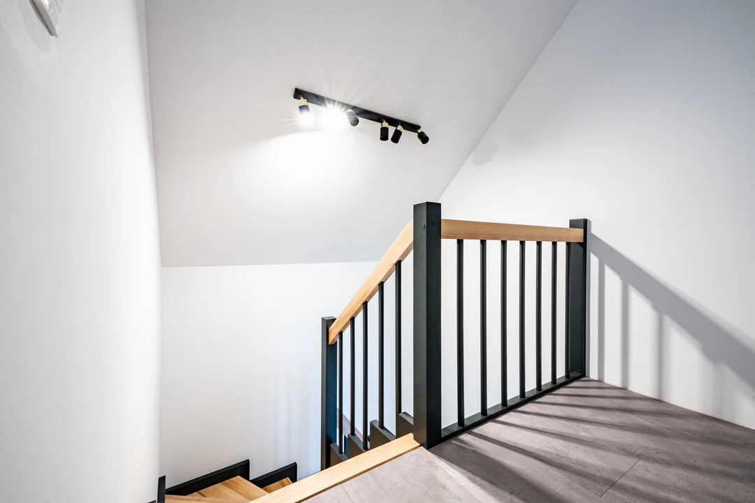 Schody policzkowe zębate z czarnymi prętami balustrady 1