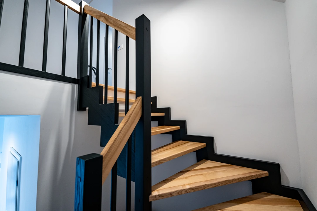 Schody policzkowe zębate z czarnymi prętami balustrady 4