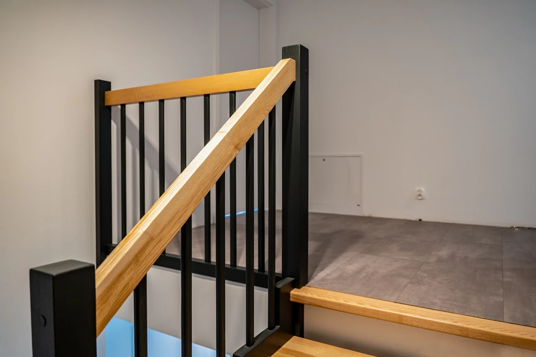 Schody policzkowe zębate z czarnymi prętami balustrady 6