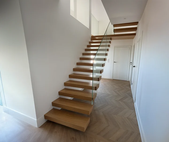 Nowoczesne schody wspornikowe z balustradą szklaną