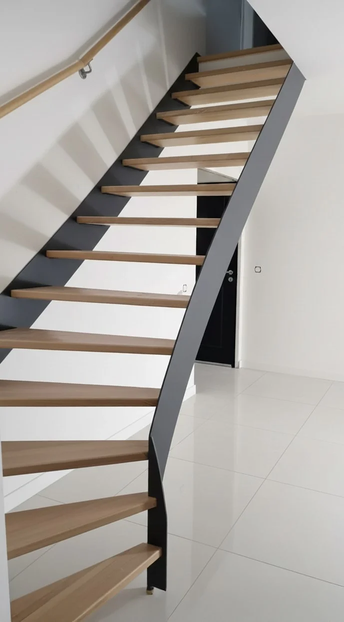 Schody policzkowe stalowe w antracycie ze stopniami z dębu
