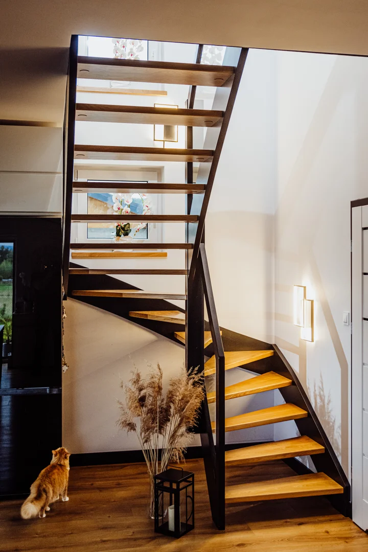 Schody policzkowe z balustradą szklaną i białą balustradą