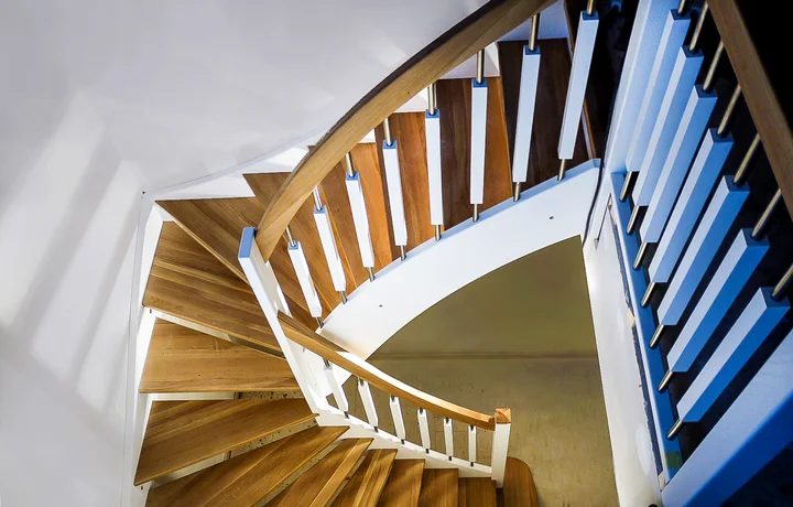 Schody policzkowe z prętami balustrady i lakierowanymi stopniami