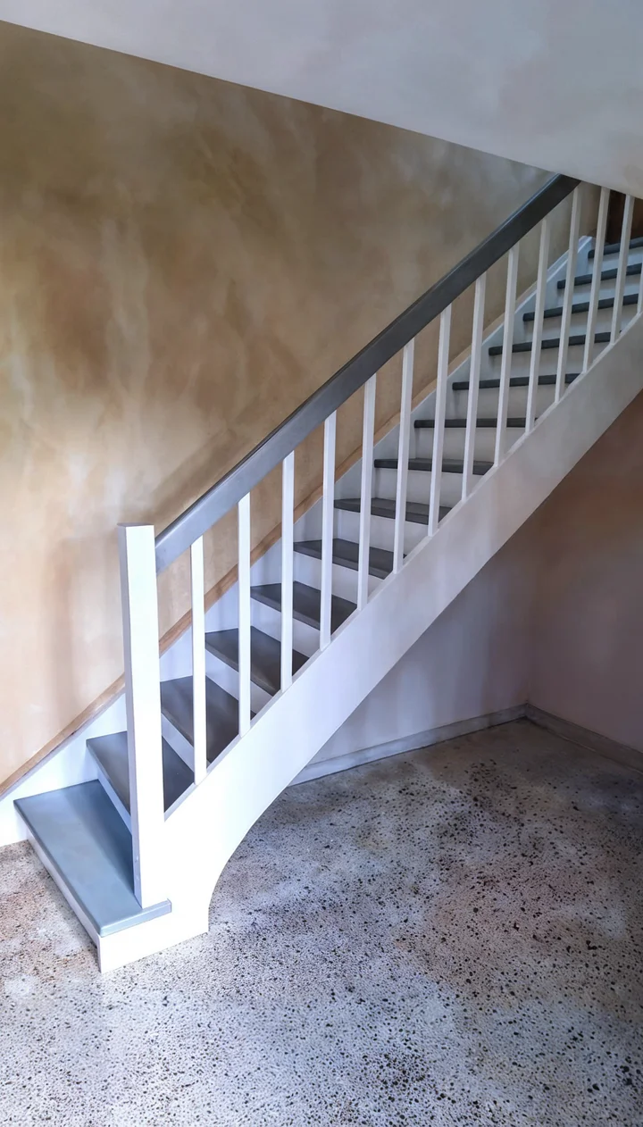 Schody policzkowe z prętami balustrady i poręczą