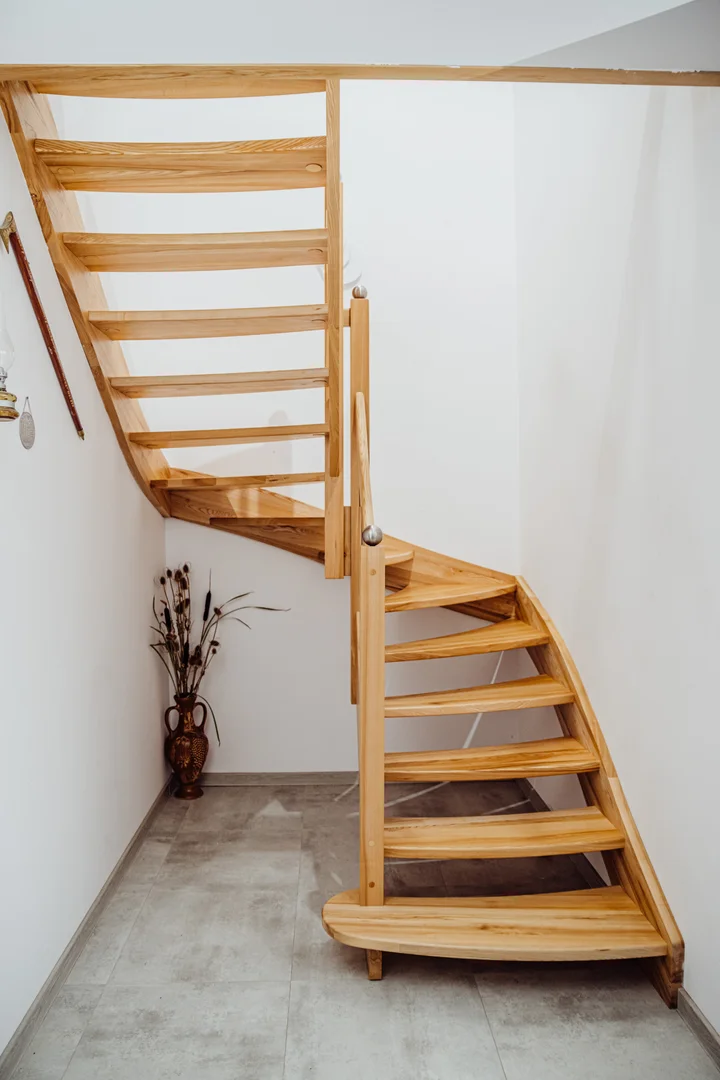 Schody policzkowe z prętami balustrady