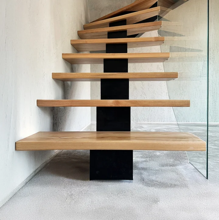 Schody z wangą centralną i balustradą szklaną mocowaną punktowo